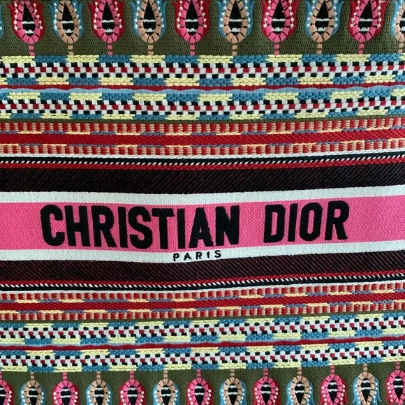 Dior Book Tote
Embroidered Canvas Pink Green - Picture 4 of 10